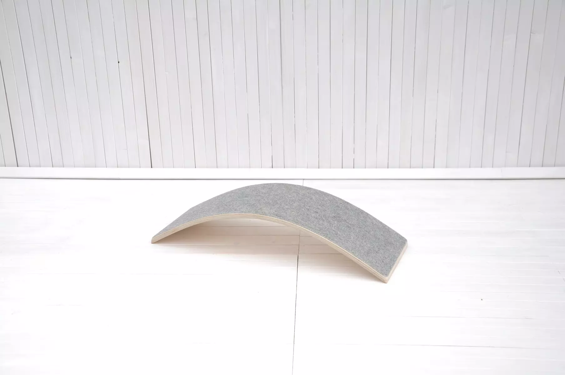 BarinToys børne balance legetøj er glat og hjørnerundet som småsten. "Wobbly Toddly Fit" balancebræt til børn giver en blød og varm naturlig træberøringsfølelse. Den ene side er med grå filt, den anden side er naturligt træ - to sanseindslag i ét.