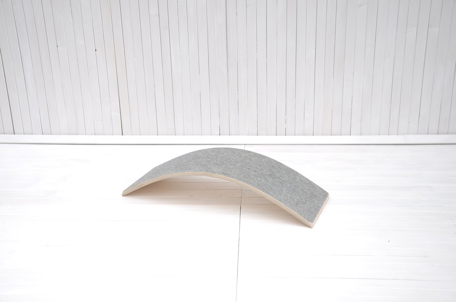 Balancebræt med grå filt i birke-krydsfiner, lydløst vippebræt til børn til balance, koordination og motorisk leg
