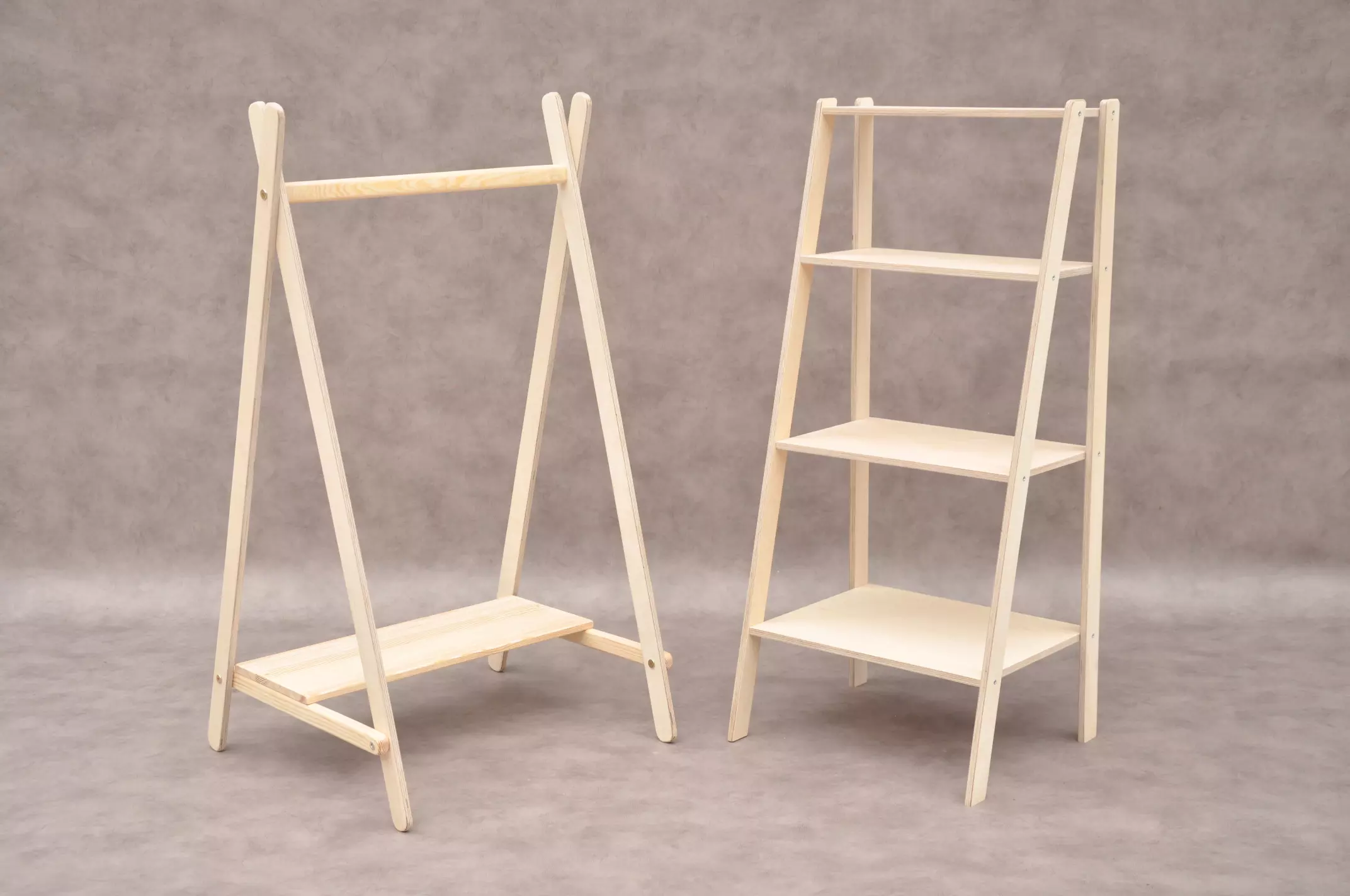 Tipi garderobesæt med tøjstativ og stigereol i massivt træ til Montessori-inspireret børneværelse