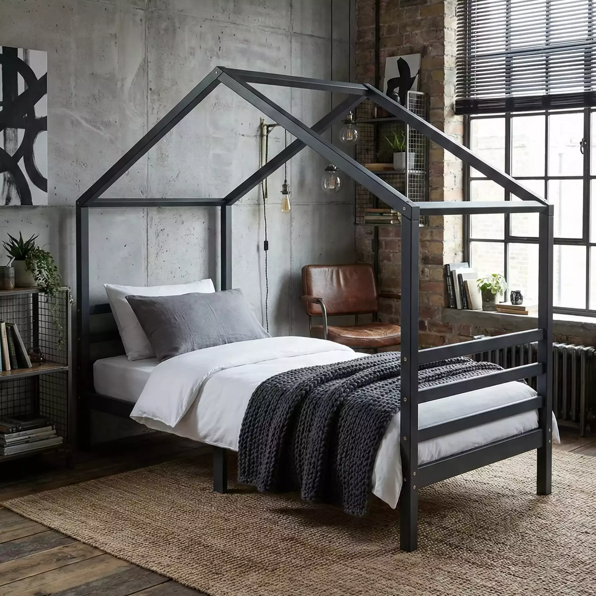 Antracitgrå husseng 90x200 i massivt baltisk fyrretræ, stilren teenageseng med robust sengeramme og lamelbund