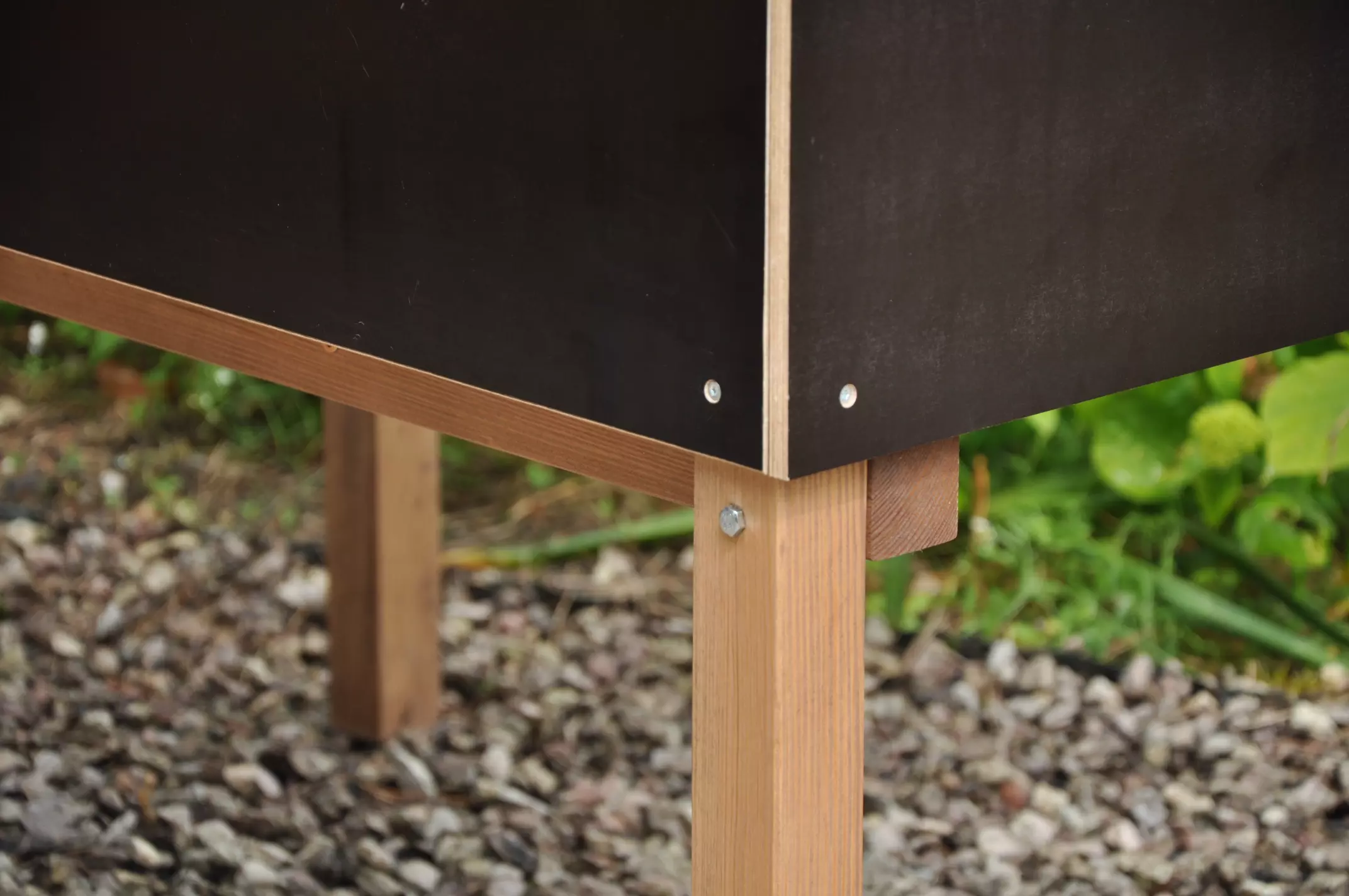 Boltforbindelse og hjørnedetalje på Deep Root Højbed på ben Sort – vandtæt krydsfiner 30 cm dyb plantekasse