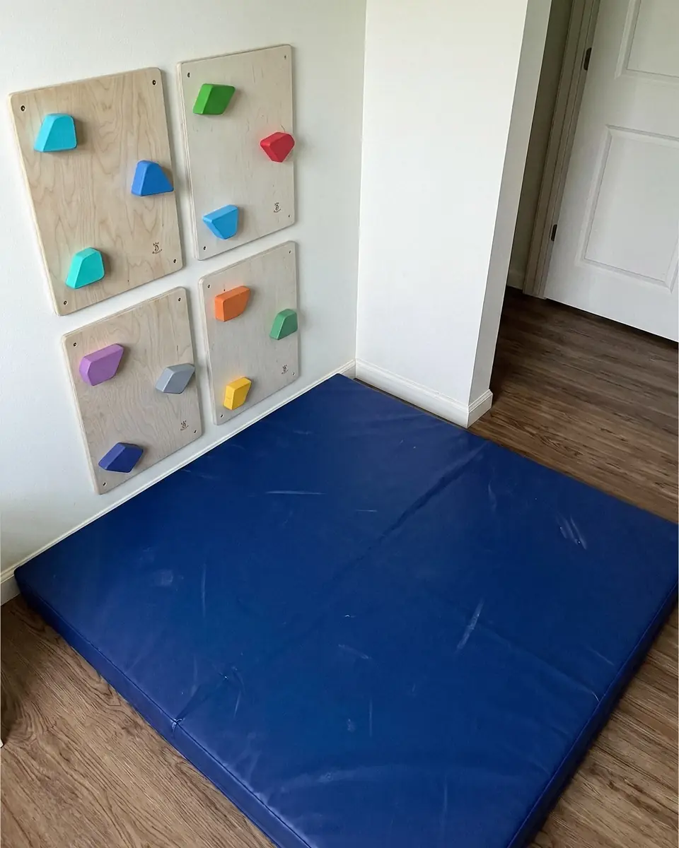 Barin Toys review van klimwandpanelen voor de kinderkamer met houten peuterklimgrepen