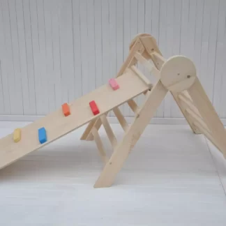 Træ klatrestativ Cirkel baby klatre legetøj med rutsjebane og klatrevæg inspireret pickler klatretrekant sæt bedste udsalgspriser med gratis levering fra BarinToys dansk butik.
